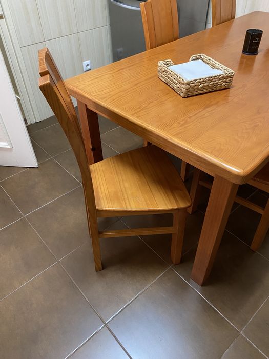 Mesa madeira com 8 cadeiras