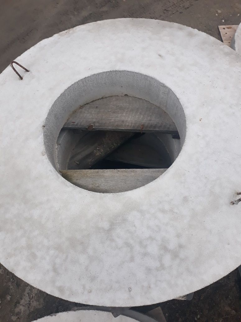 Pokrywa betonowa zbrojona o śr.1600 z włazem żeliwnym