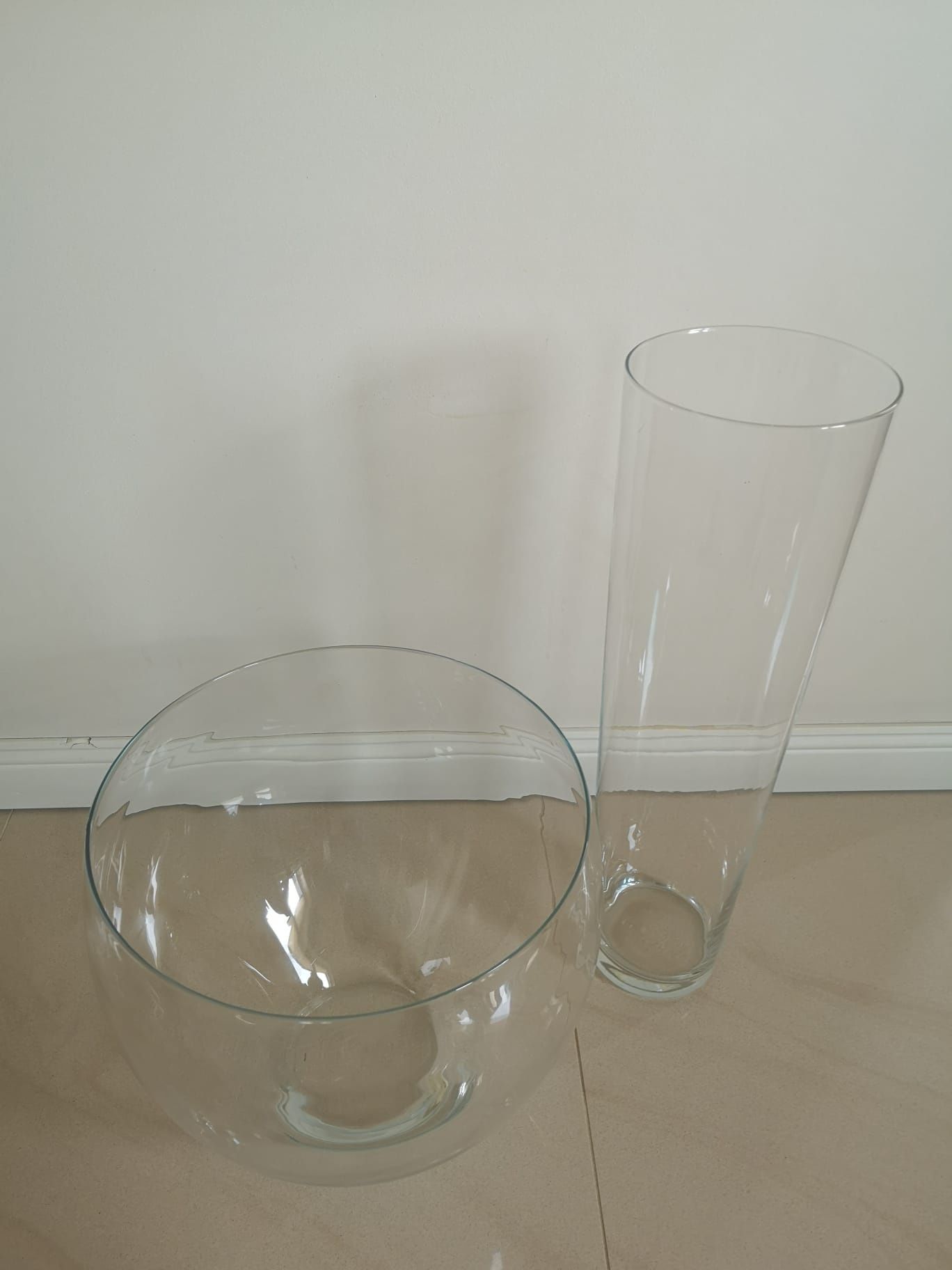 wysoki, szklany wazon tuba