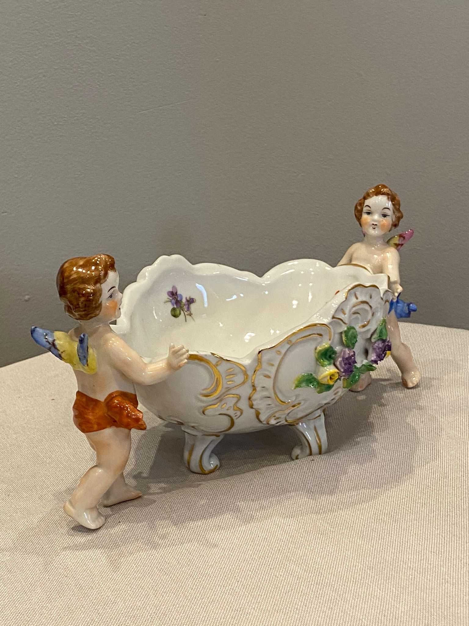 Żardiniera, kwiaty 3D i Putto, porcelana Ernst Bohne Soehne.