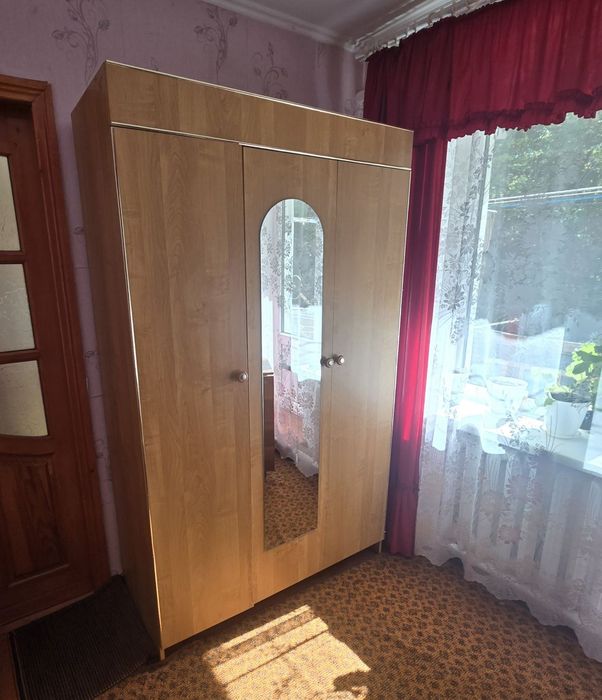 Шафа в спальню з дзеркалом