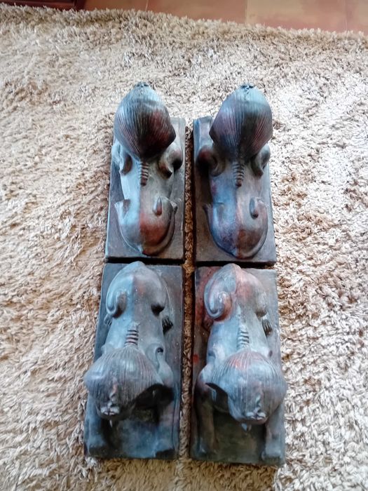 Mesa de vidro com quatro esfinges egípcias