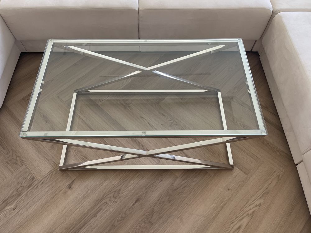 Szklany srebrny stolik w stylu glamour