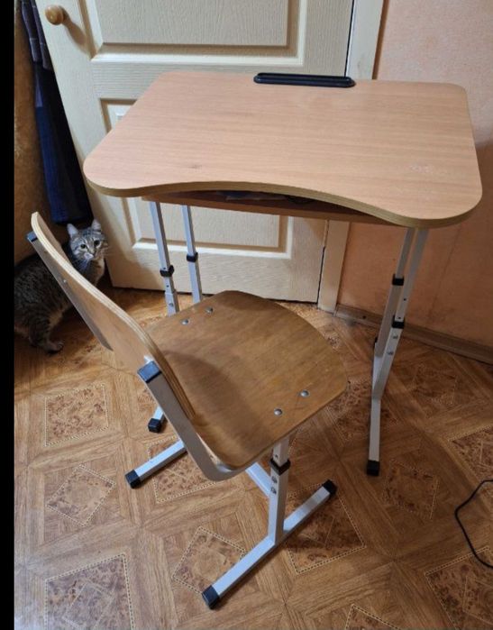 Продам стіл( парта)