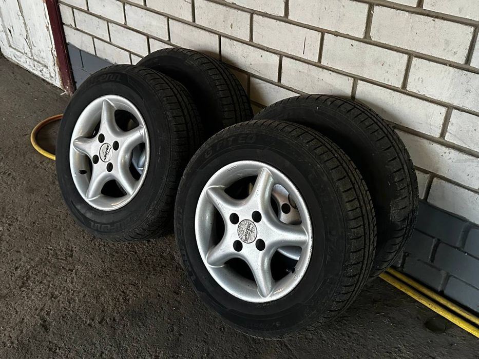 Продам комлпет дисков r13 на отличной резине