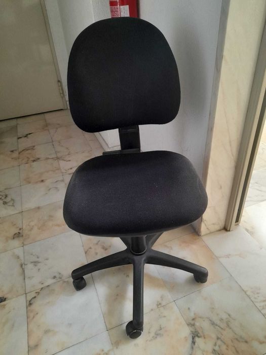 Cadeira de secretária preta com rodas