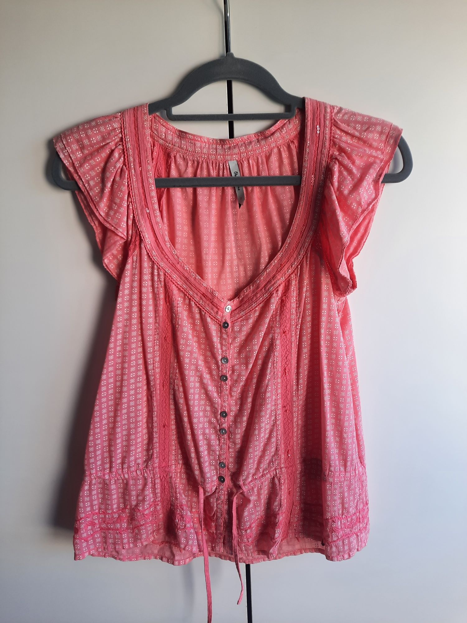 Top coral com folhos e bordados da Pepe Jeans