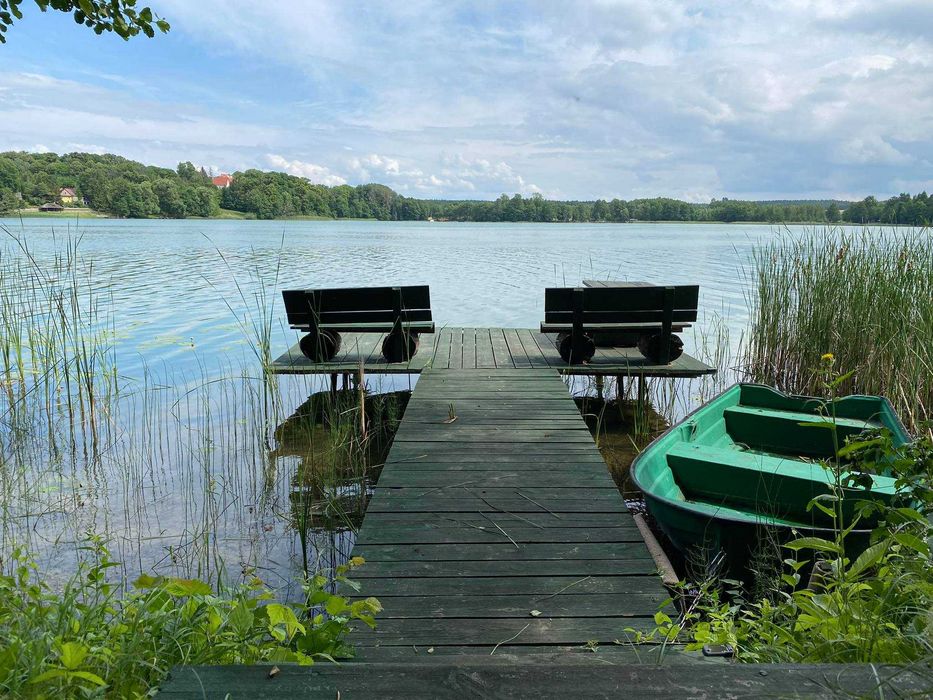 Domek nad jeziorem Ublik Wyszowate linia brzegowa pomost łódka