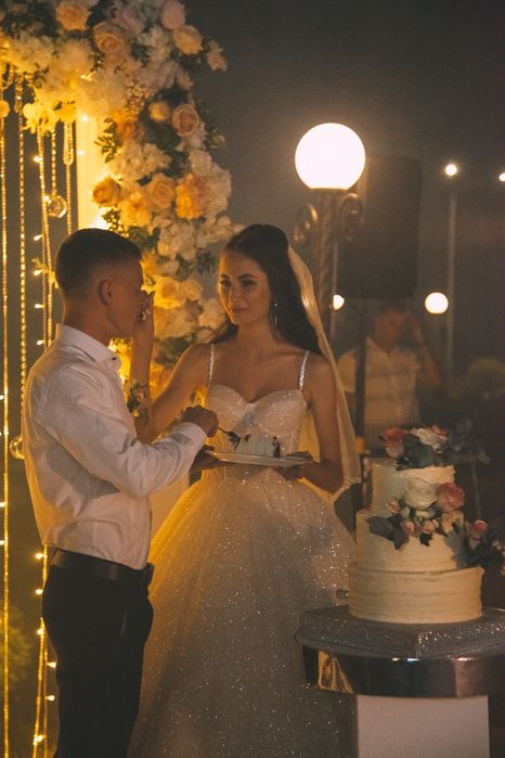 Продам весільну сукню