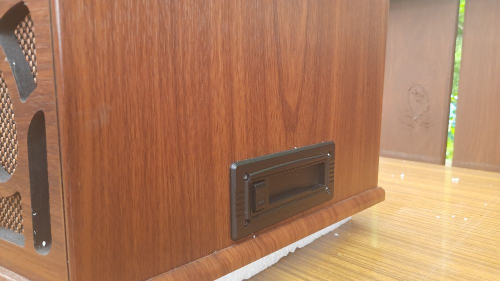 Multimedialny odtwarzacz CD, radio FM/AM, USB i SD, gramofon i magnet.