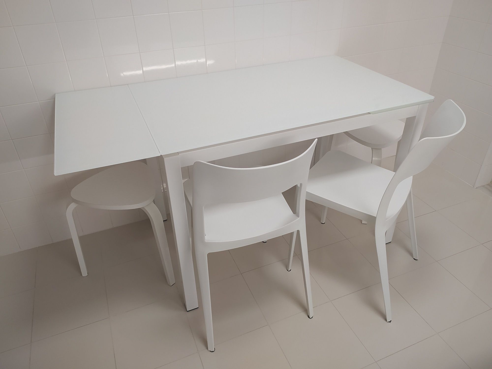 Conjunto de mesa, cadeiras e bancos de cozinha