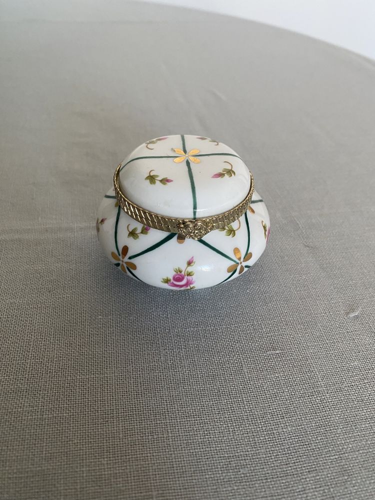 Puzerko szkatułka porcelana okucie