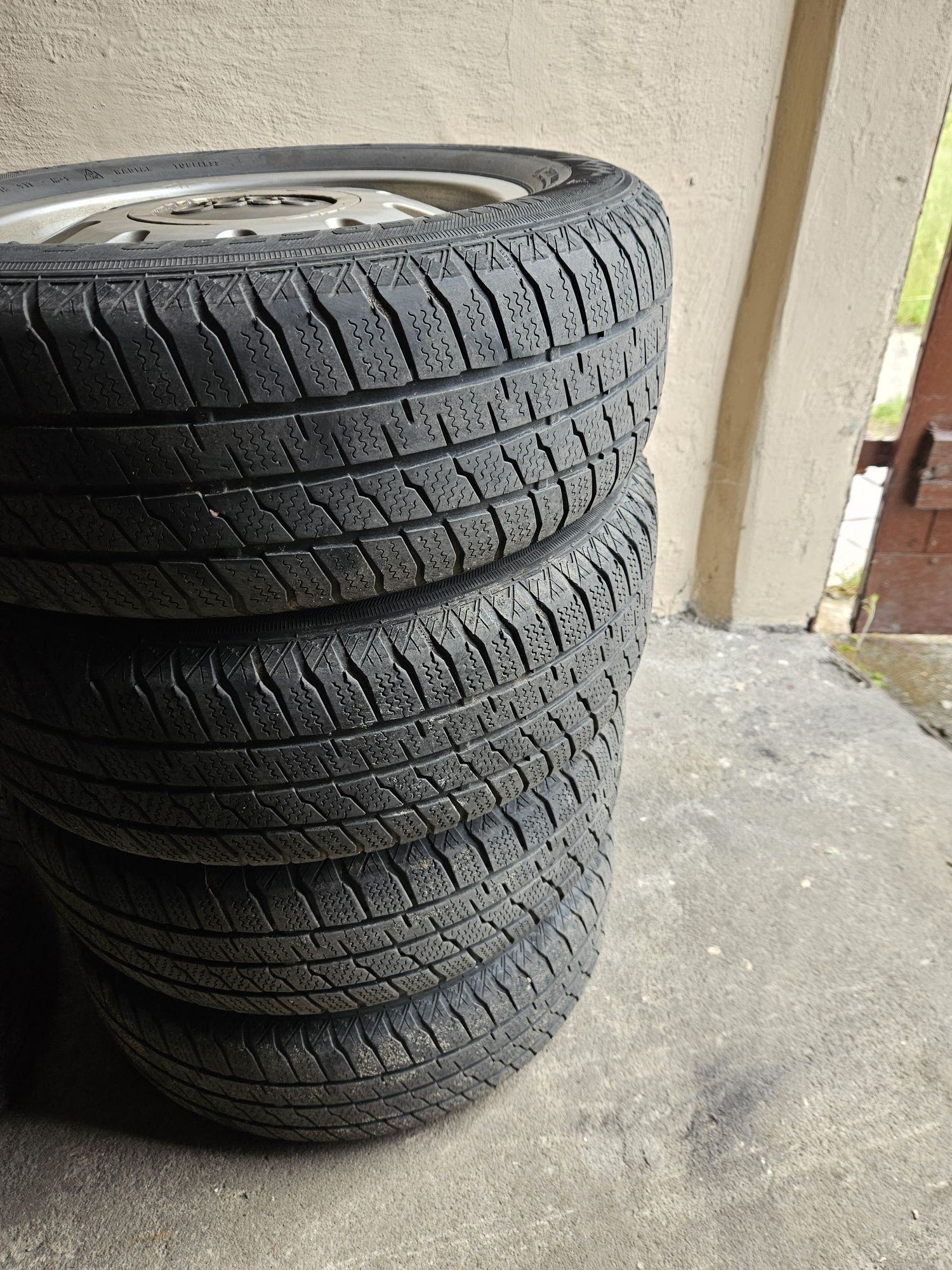 Kola Alufelgi 5x112 Zima Komplet Audi VW Gold Touran Skoda