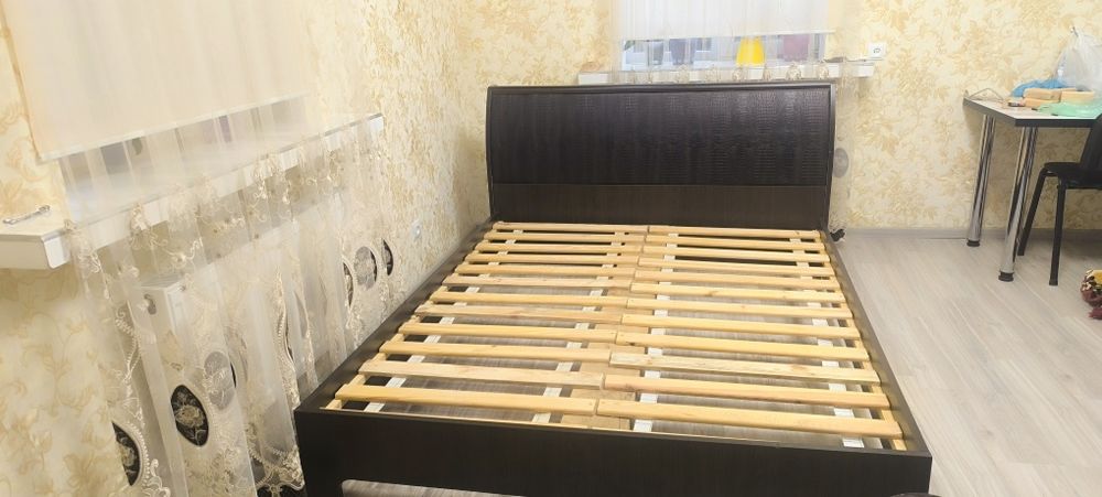 Ліжко двухспальне з матрасом