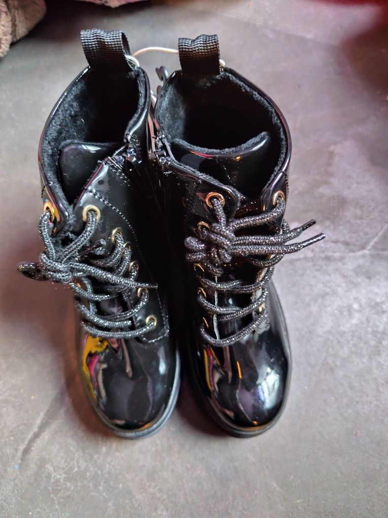Nowe lakierowane botki H&M
