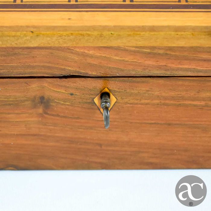 Caixa de jogo em madeira com embutidos