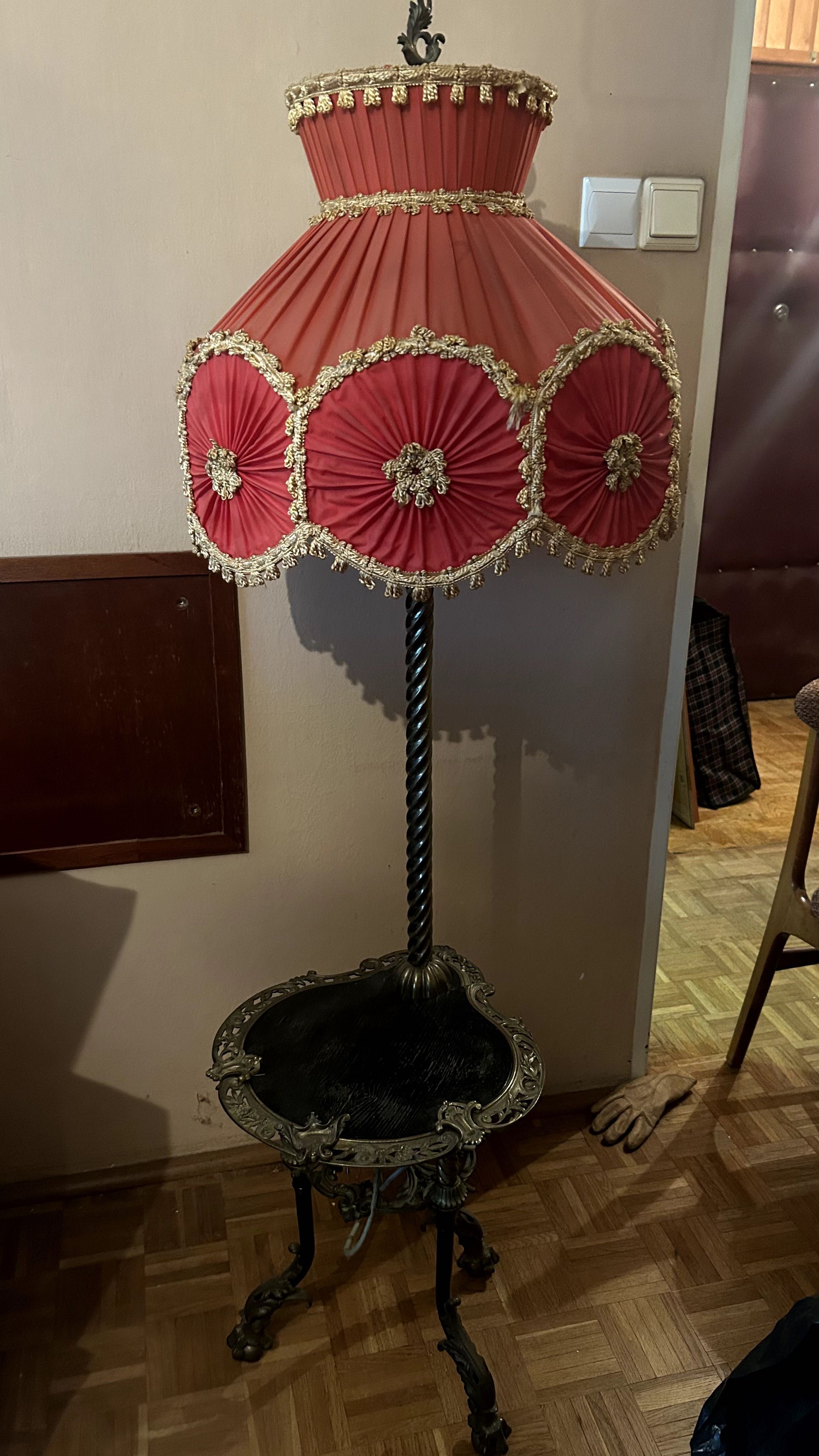 Lampa ze stoliczkiem z czerwonym abażurem