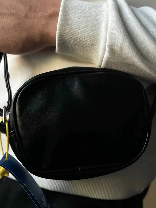 Сумка через плече Adidas у чорному кольорі.