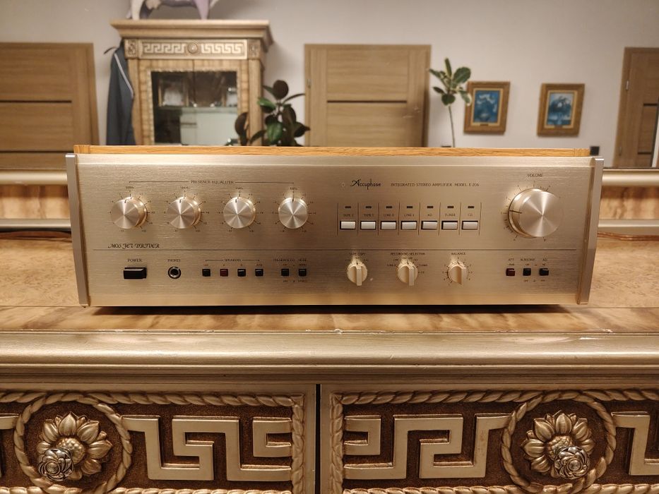 Zadbany złoty wzmacniacz stereo Stereo Accuphase E-206 w świetnym stan