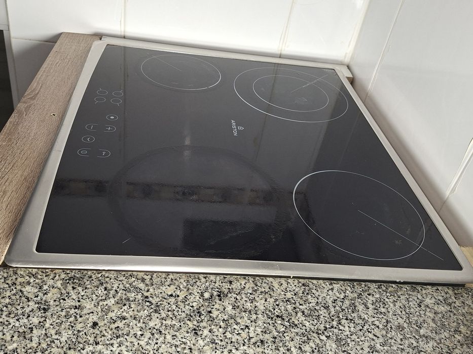 Placa Elétrica vitrocerâmica ARISTON HOTPOINT 3 zonas de aquecimento