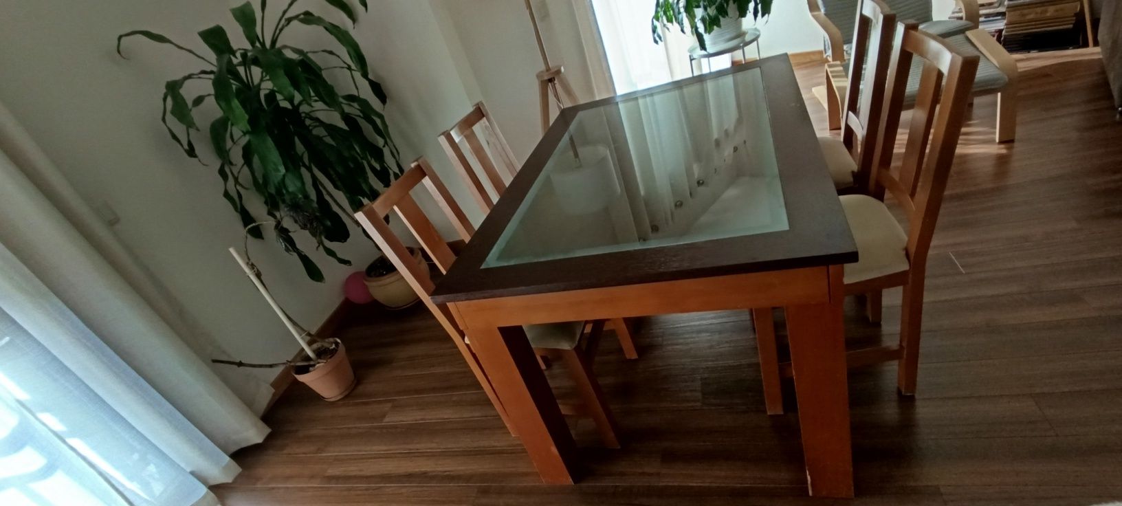 Mesa de jantar extensível com cadeiras