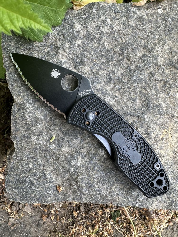 Нож Spyderco Ambitious FRN Black Serrated