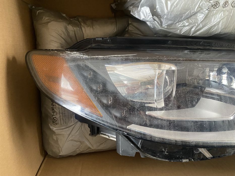 Продається права фара на пасат сс