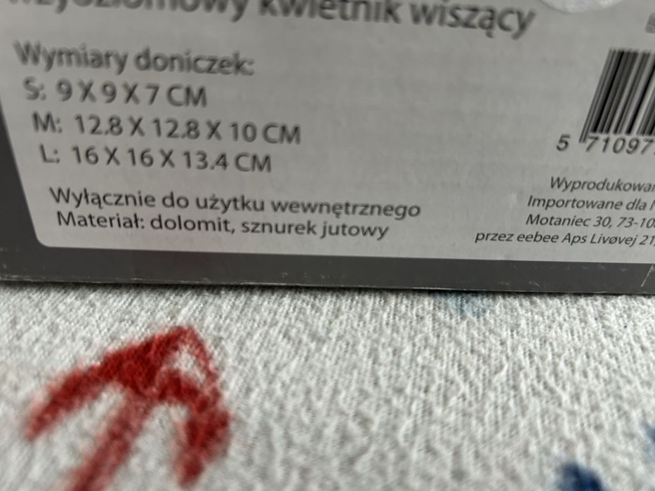 Trzypoziomowy kwietnik wiszacy