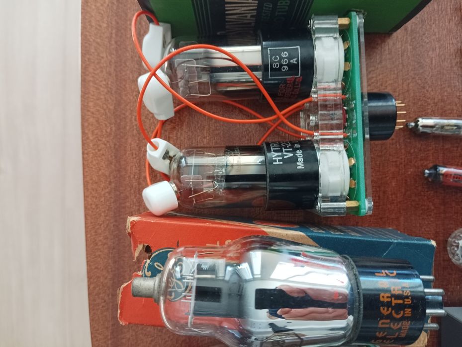 Lampowy wzmacniacz słuchawkowy Schiit Vali 2 plus lampy