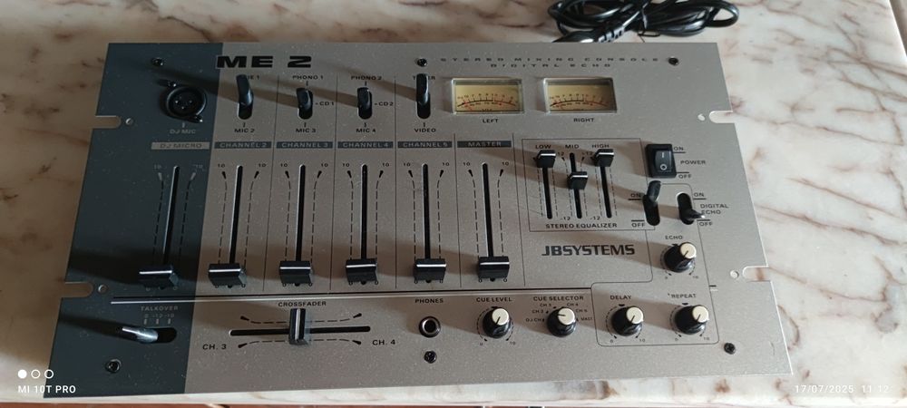 Mesa de mistura vintage de qualidade e está bem estimada.