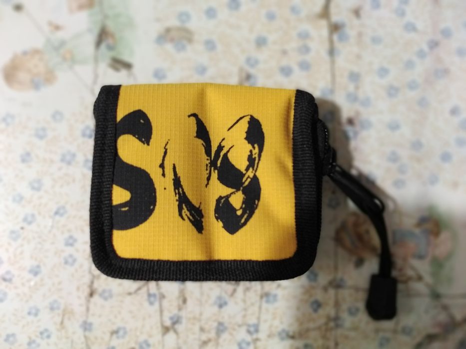 Vendo carteira de amarelo bom estado