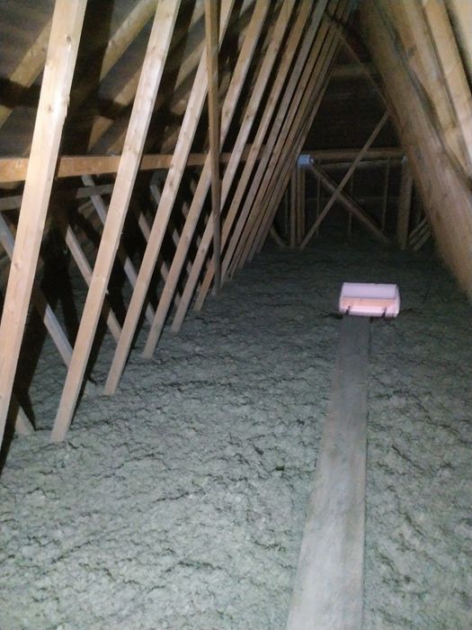 Maszyna do wdmuchiwania wełny granulowanej.