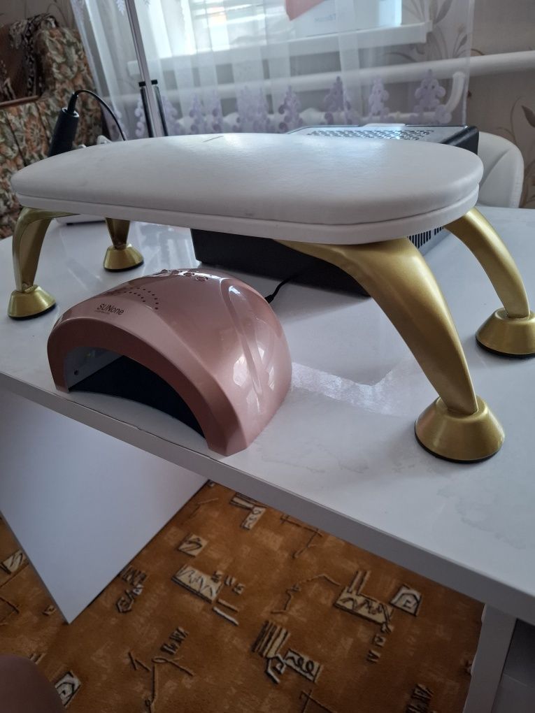 Подставка для рук в маникюре