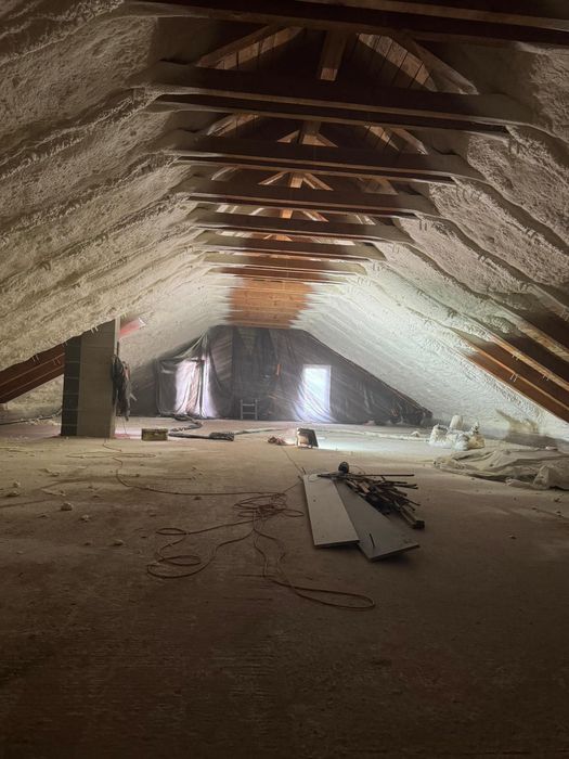 Izolacja natryskowa pianą PUR – ocieplenie poddaszy, dachów, budynków