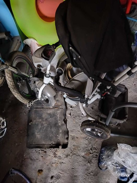 Дитяче крісло та прогулянкова коляска