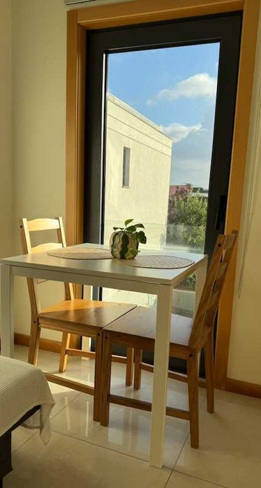 Conjunto de Mesa e Cadeiras