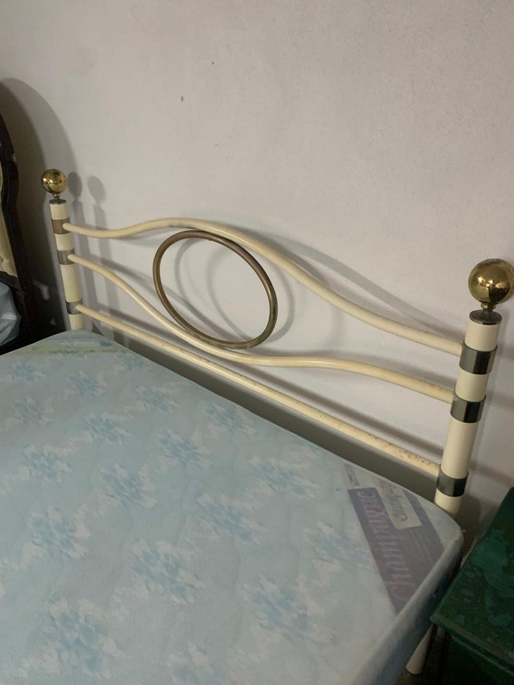 Cama de casal em metal