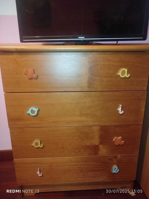 Quarto Completo c/ cama, mesinha, candeeiros, cómoda e cortinados