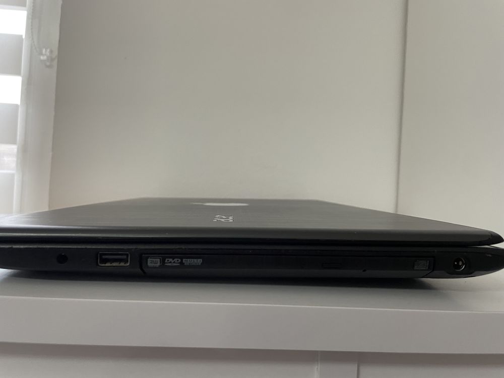 Acer Aspire E5-575T SSD 8GB ram i3