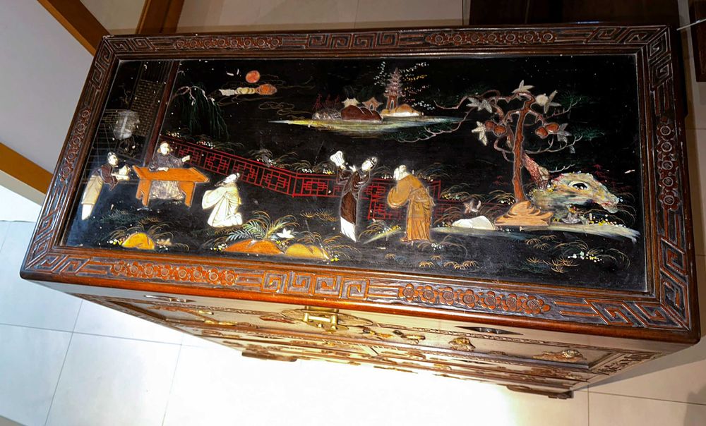 Arca chinesa c/ gavetas em madeira e madrepérola (94×46×101 cm)