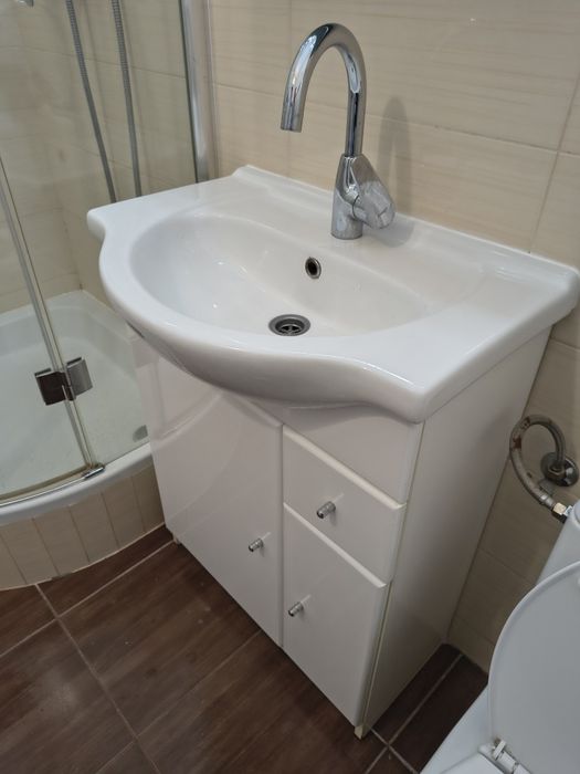 Szafka z umywalką i baterią umywalkową