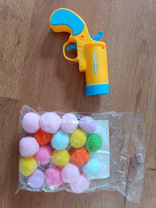 Wyrzutni pistolet dla kotów z 18 miękkimi piłeczkami