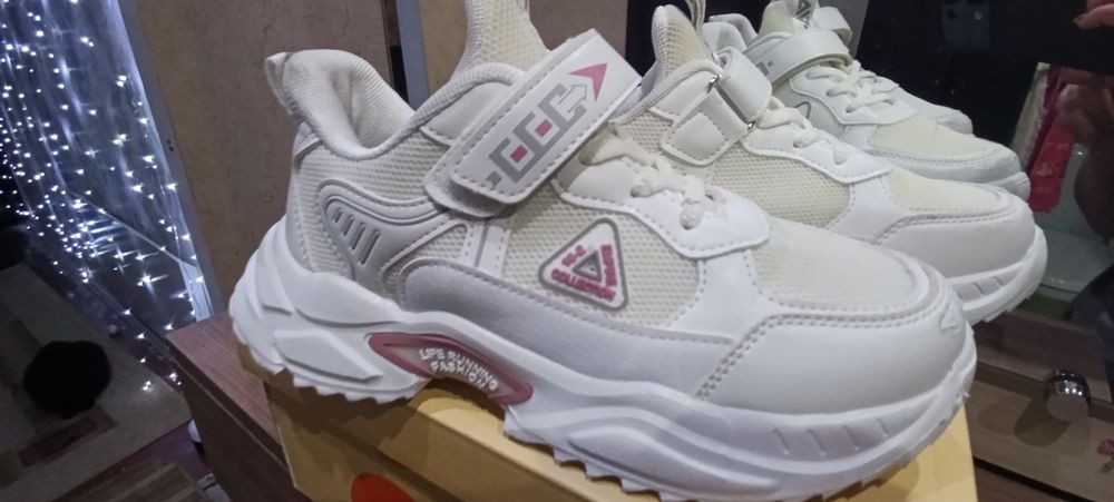 Продам кроссівки для дівчаток