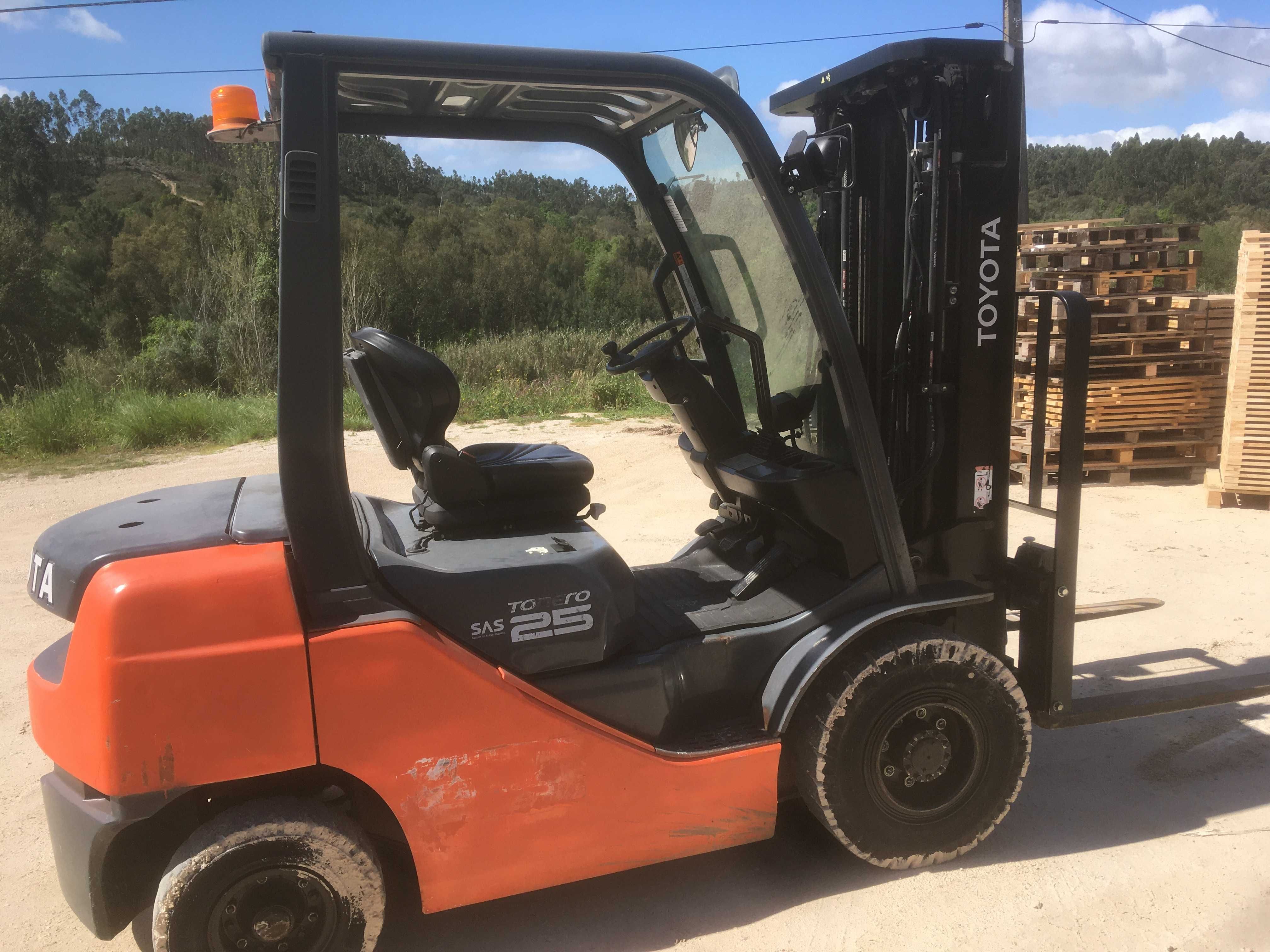 EMPILHADOR TOYOTA 2.5
