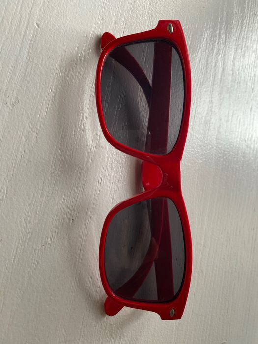 okulary przeciwsłoneczne czerwone