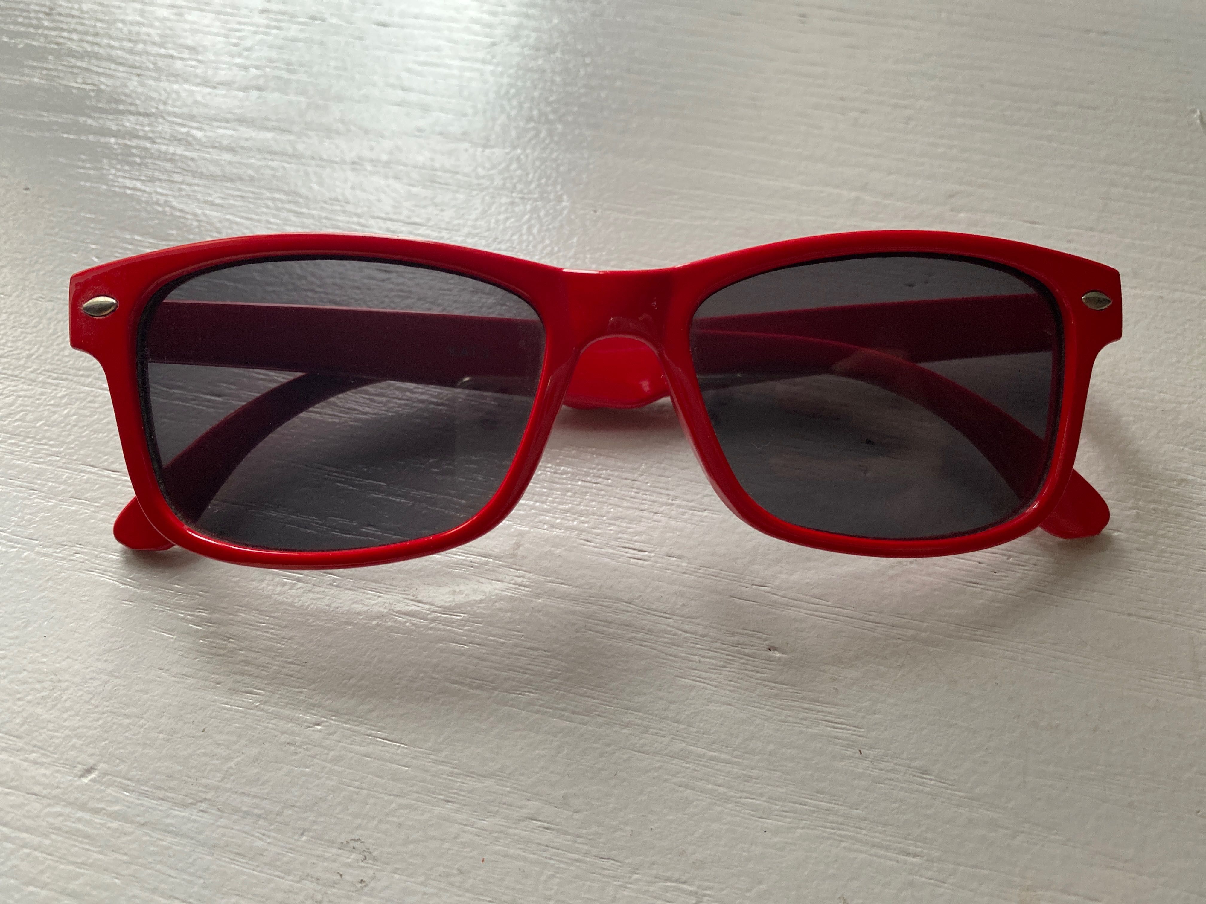 okulary przeciwsłoneczne czerwone