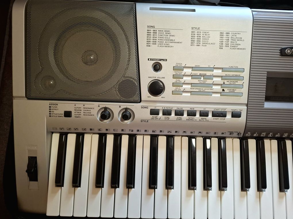 Продам синтезатор Yamaha PSR E403