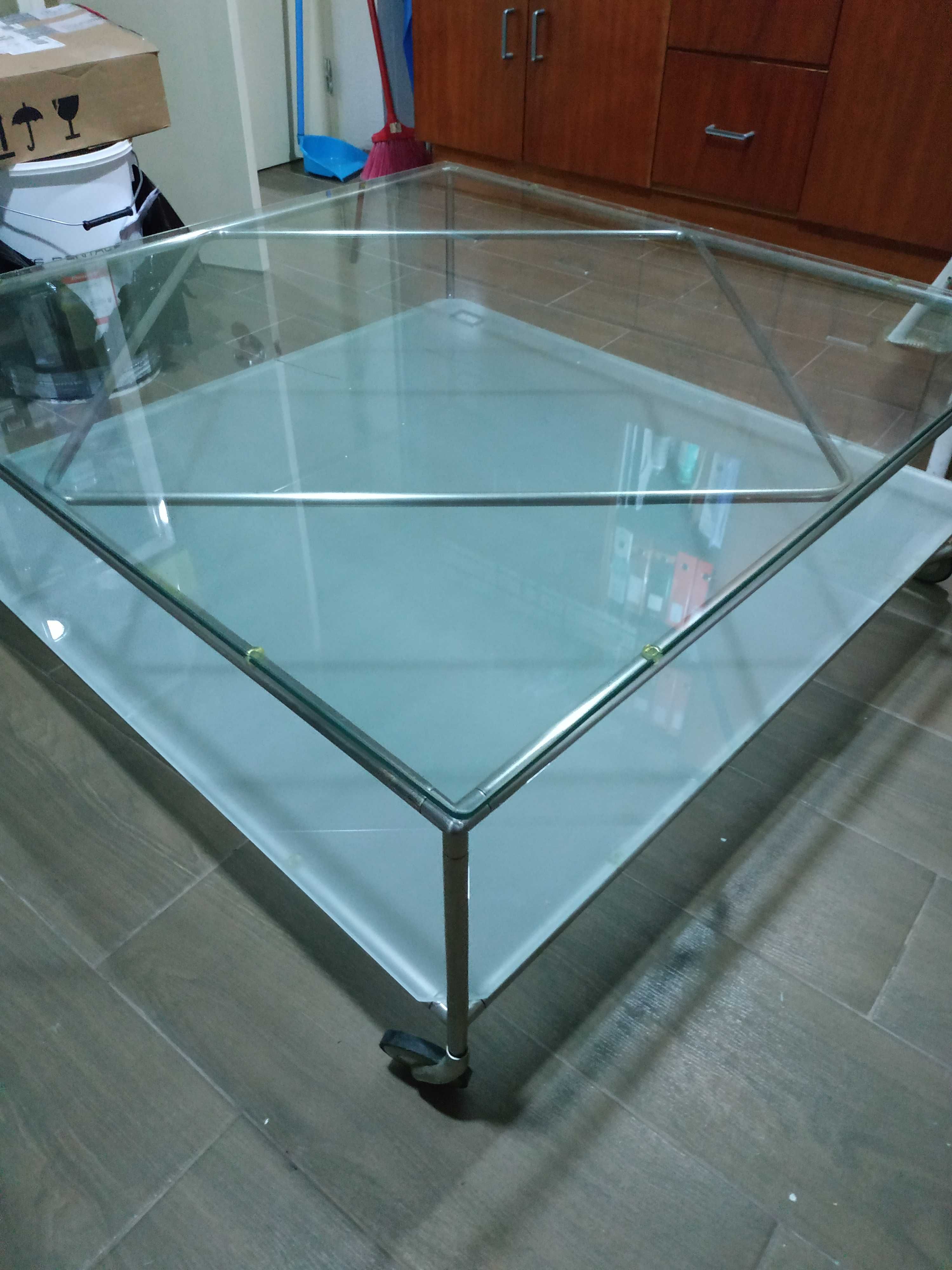 Mesa de vidro com rodas