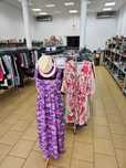 Letnia sukienka maxi na ramiączkach – fioletowa, z kapeluszem gratis