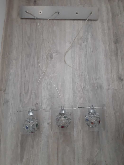 Srebrna lampa sufitowa z trzema kloszami ozdobnymi.Dobra cena.